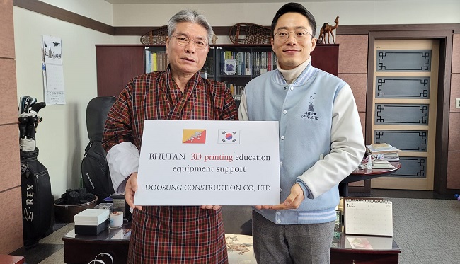 윤인기 대표가 부탄에 3D프린터 10대를 기증했다