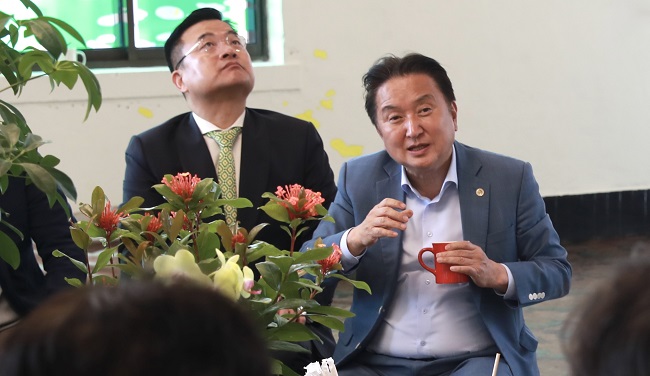 시민단체가 김영환 지사에게 권력의 사유화를 멈추라고 했다