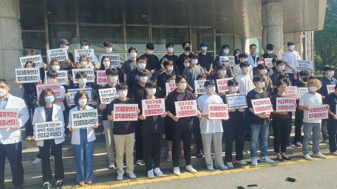 의료계 인사가 정부의 정원동결에 대해 현실성 없다고 비판했다