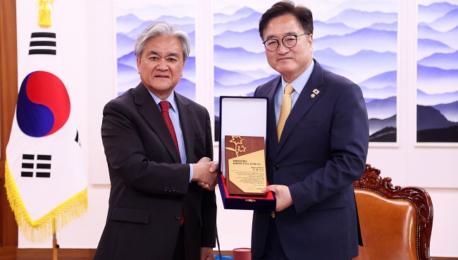 우원식 국회의장 장발장은행 명예은행원 됐다