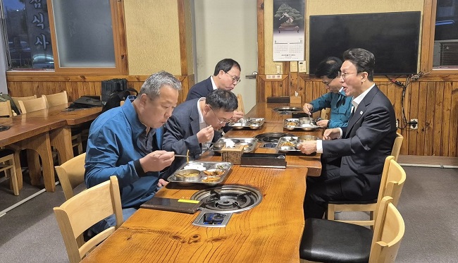 김민석 총리가 청주 ‘1천원 아침밥’ 식당을 찾았다