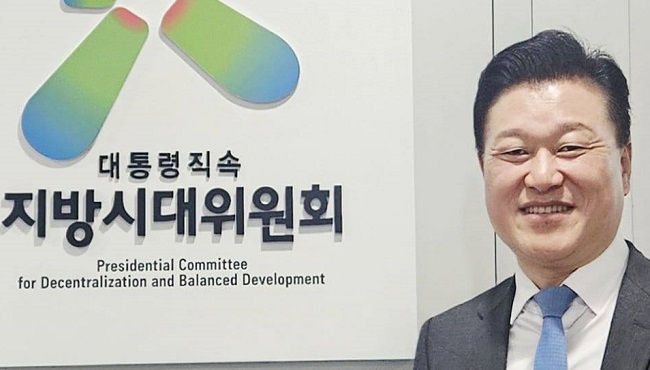 &#039;공익제보자&#039; 신용한 부위원장이 국정감사장에 섰다