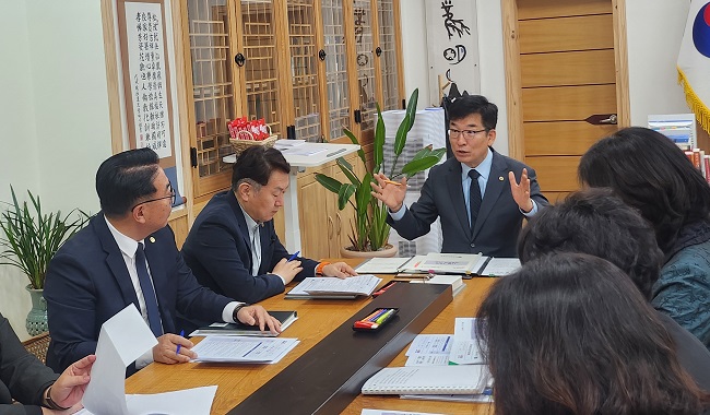 윤건영 교육감이 애도와 위로의 뜻을 전했다.