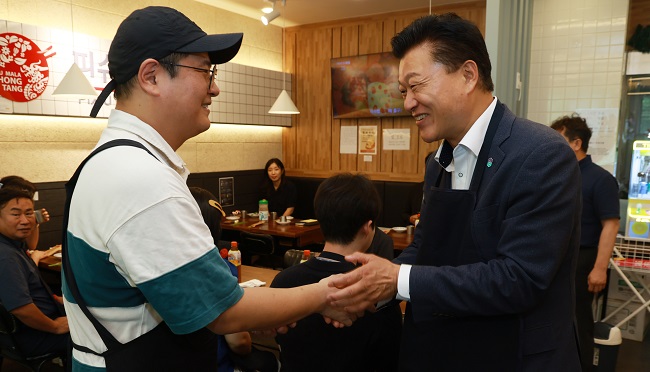 신용한 지사, 폐업위기에도 아동 무료식사 제공 식당 찾았다