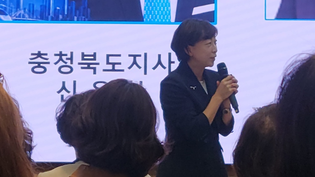 신용한 지사 배우자 이채영씨 공식석상 데뷔했다