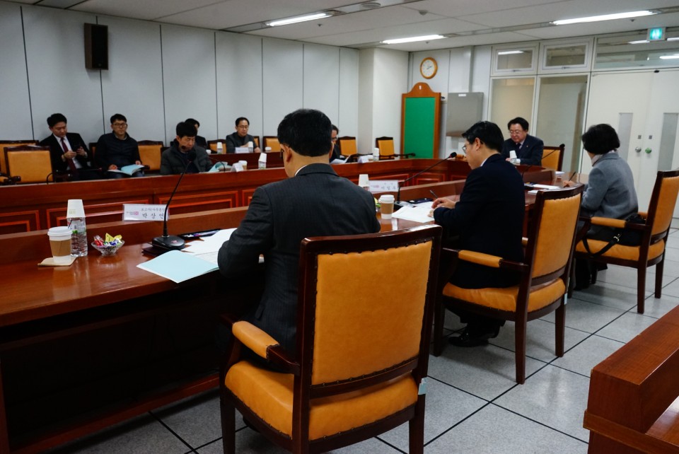 청주시문화산업진흥재단이 13일 첨단문화산업단지 2층 직지룸에서 2018년 마지막 임시이사회를 가졌다./ 청주시 제공