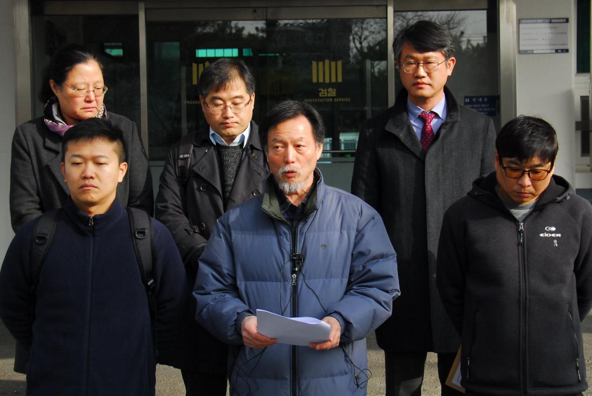 지난 11월 29일 청주지검 제천지청 청사 앞에서 제천 스포츠센터 화재 참사 유족들이 검찰의 소방 지휘관 불기소 처분에 항고하는 입장을 발표하고 있다./뉴시스