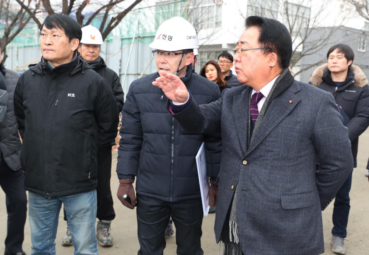 국립현대미술관 청주관 공사현장을 방문한 한범덕 청주시장./청주시제공