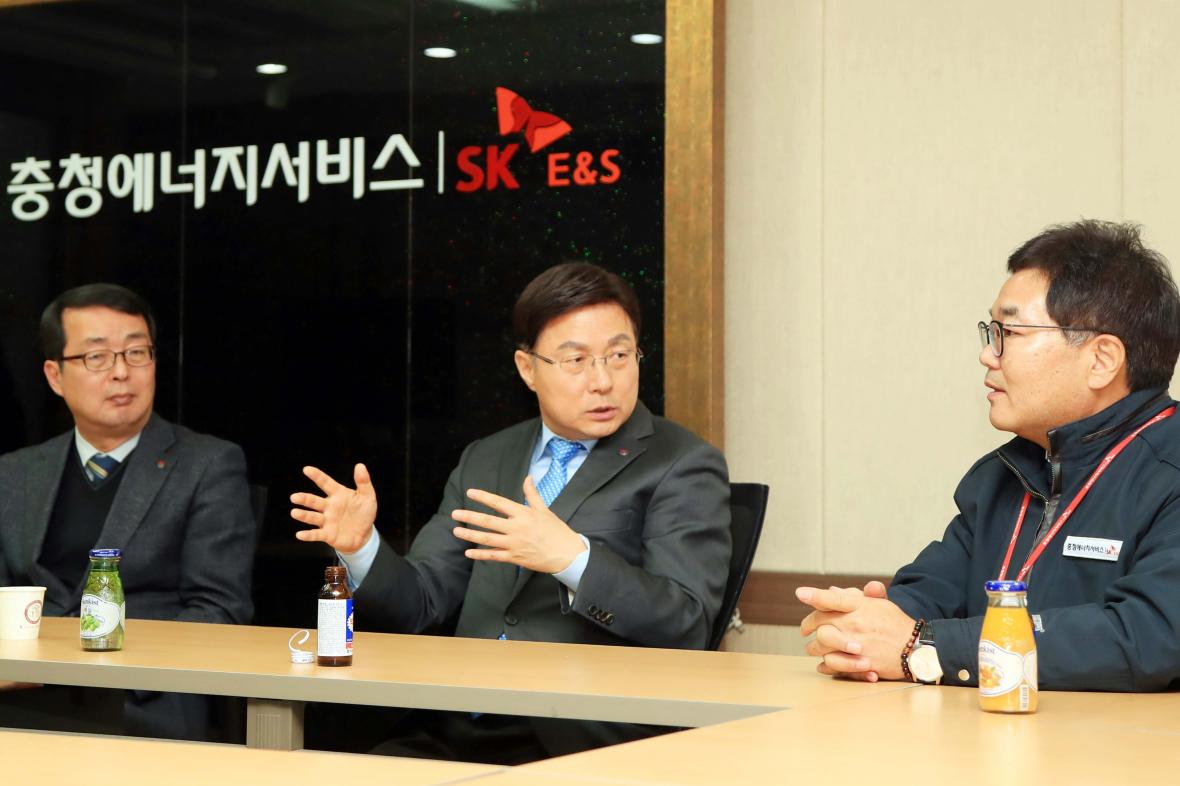 김형근 사장(가운데)