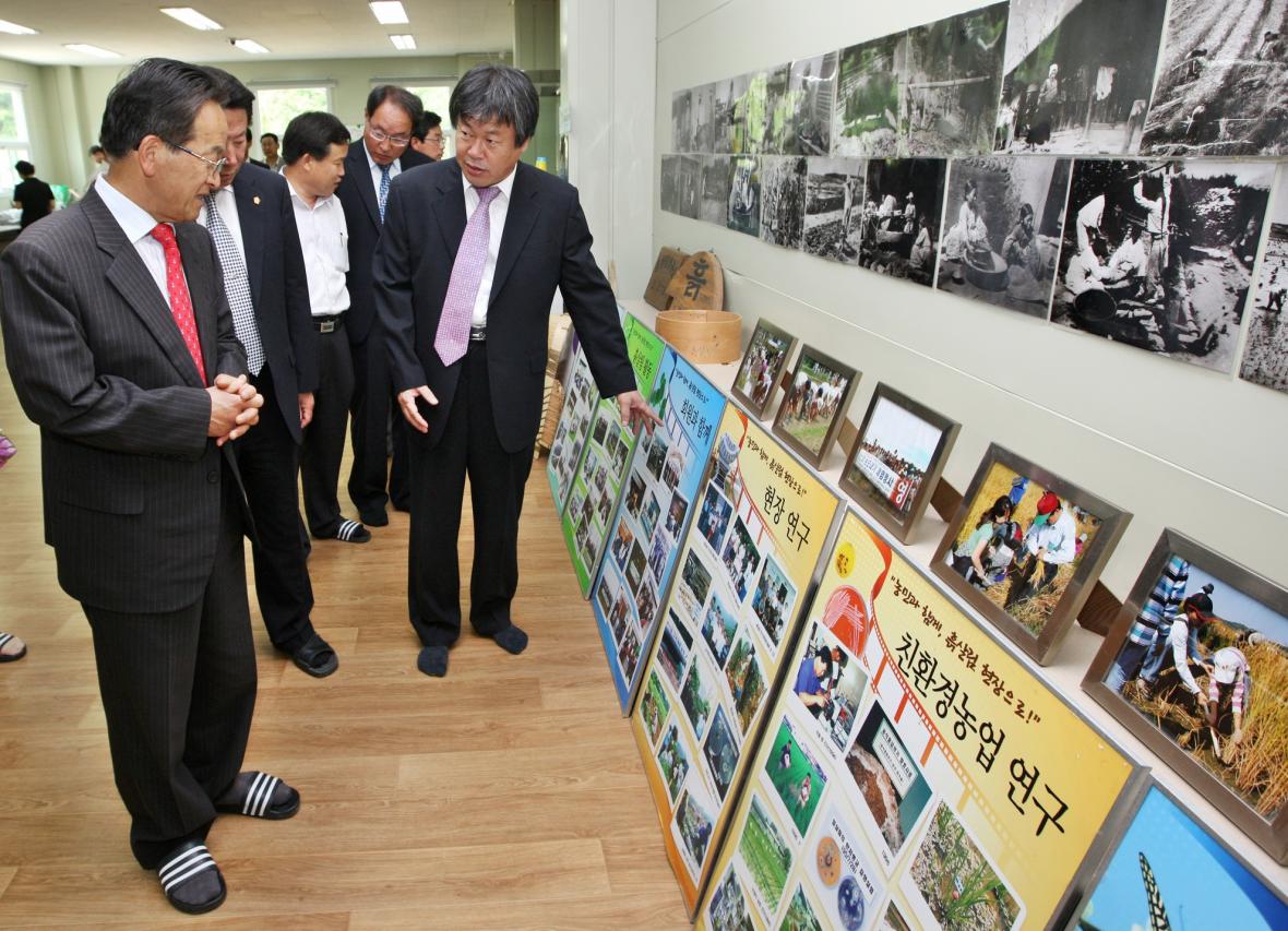 지난 2011년 흙살림 창립 20주년 당시 이태근 회장과 임각수(왼쪽 첫 번째) 당시 괴산군수 모습./뉴시스