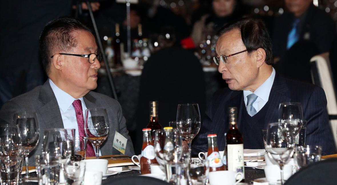 지난해 12월 한 행사장에서 만난 박지원 의원과 이해찬 더불어민주당 대표./뉴시스