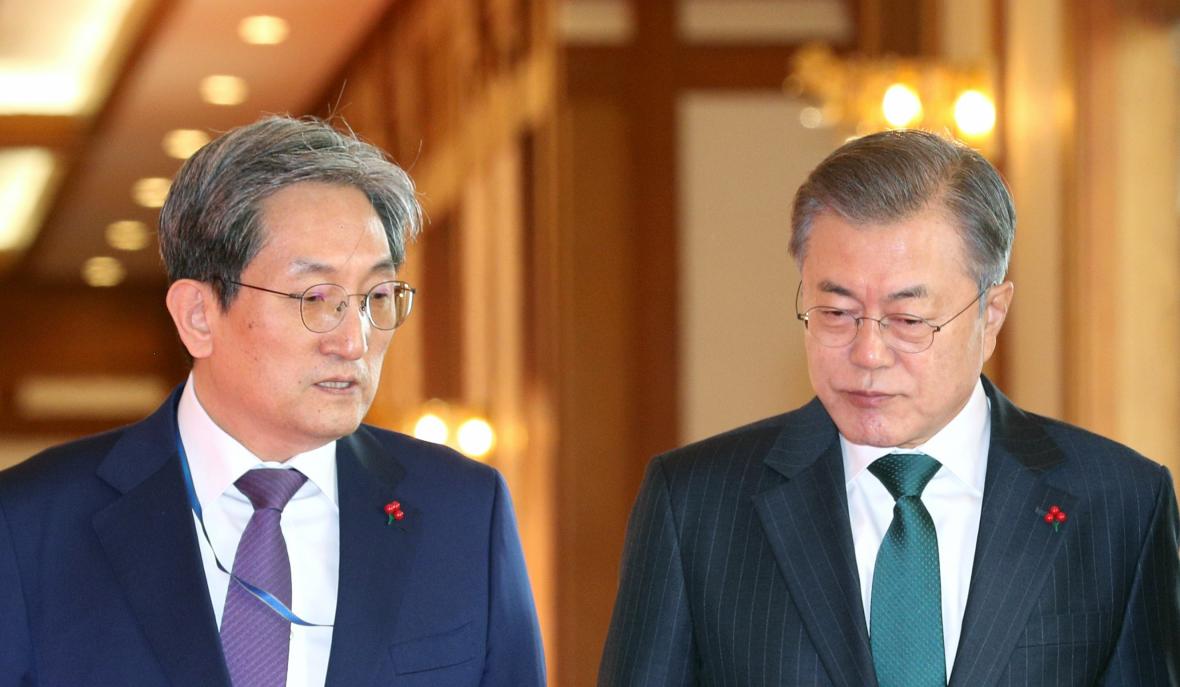 노영민 대통령비서실장(왼쪽)과 문재인 대통령./뉴시스