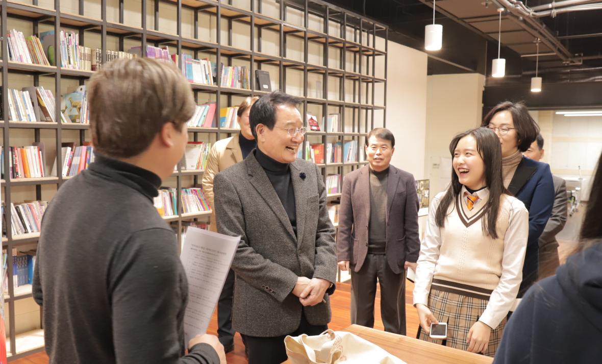 변재일 국회의원이 25일 충북콘텐츠코리아랩을 방문해 게임관련 테스트에 참여하고 있는 고교생들과 이야기 하며 환하게 웃고 있다.