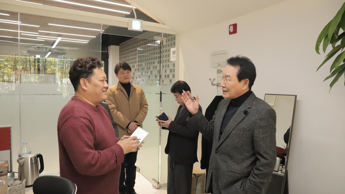 태희사무실을 방문한 변재일 의원