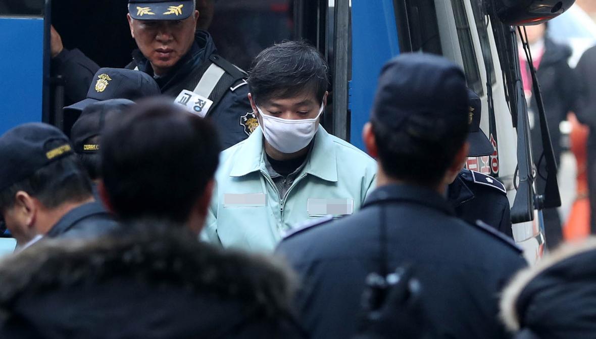 조재범 전 쇼트트랙 국가대표 코치가 1월 23일 오전 경기 수원시 영통구 수원지방법원에서 심석희 선수를 비롯한 쇼트트랙 선수 4명을 상습 폭행 등 사건에 대한 항소심 공판을 받기 위해 호송차서 내려 법정으로 향하고 있다. 