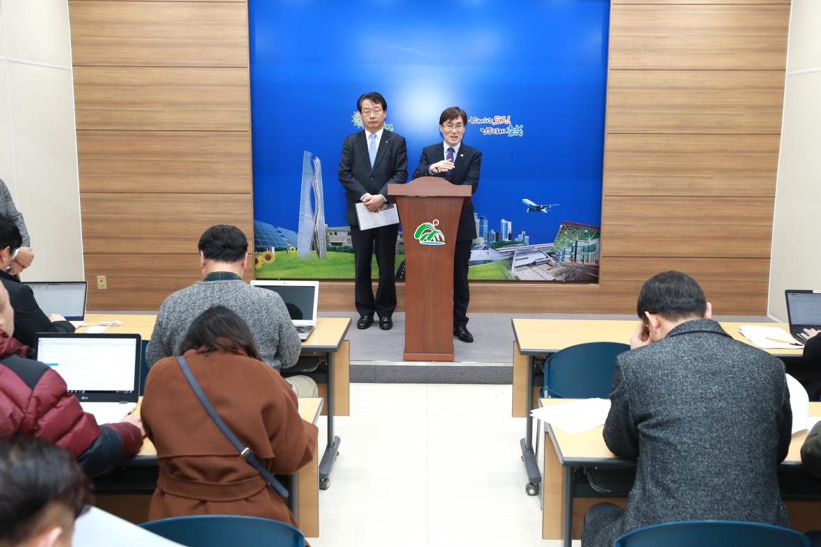 21일 이장섭 정무부지사가 반도체 클러스터 입지발표와 관련해 기자회견을 하고 있다./충북도제공