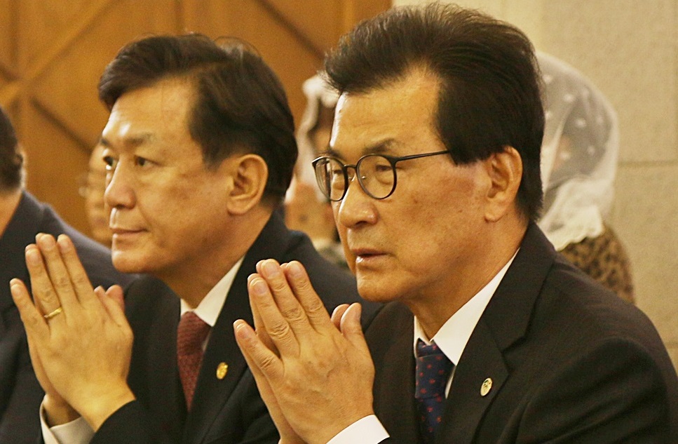 명문고와 명품고? 무엇을 위해 기도를 할까. 지난해 12월 25일 내덕동 주교좌 성당에서 거행된 성탄 대축일 미사에 참석한 이시종(오른쪽부터) 충북도지사와 김병우 충북도교육감이 기도하고 있다. /뉴시스