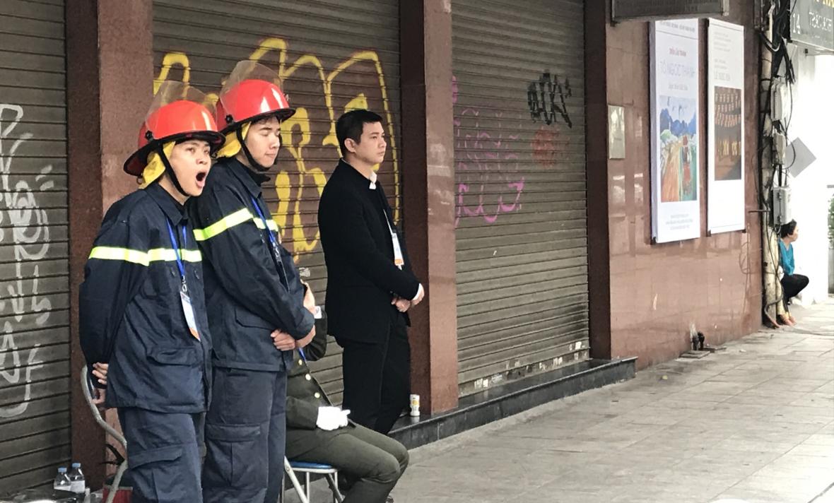 28일 북미정상회담이 열리는 메트로폴 호텔앞에서 한 소방대원이 지루한듯 하품을 하고 있다./하노이=안태희기자