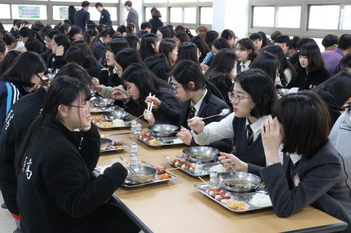 4일부터 충북도내 고교에 무상급식이 전면시행되면서 학생들이 적지 않은 혜택을 입은 것으로 나타났다. 사진은 청원고 학생들의 식당모습./충북도교육청 제공