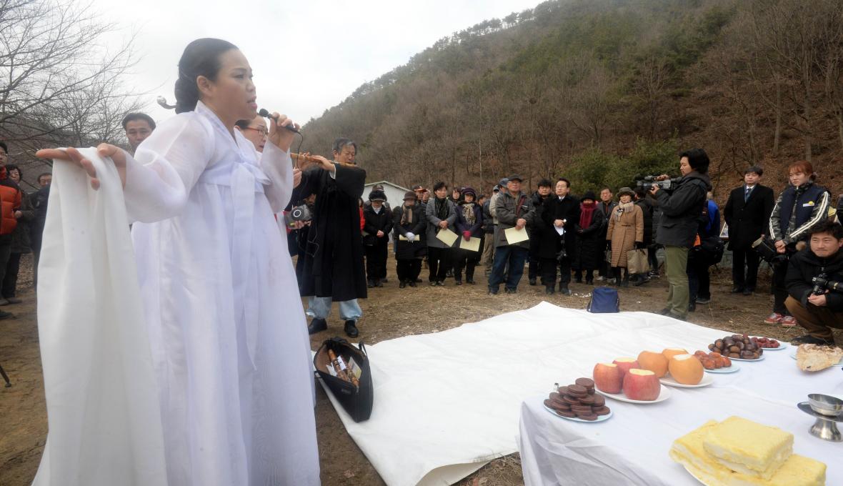 2015년 대전 산내 민간인학살 유해발굴 개토제 모습./뉴시스