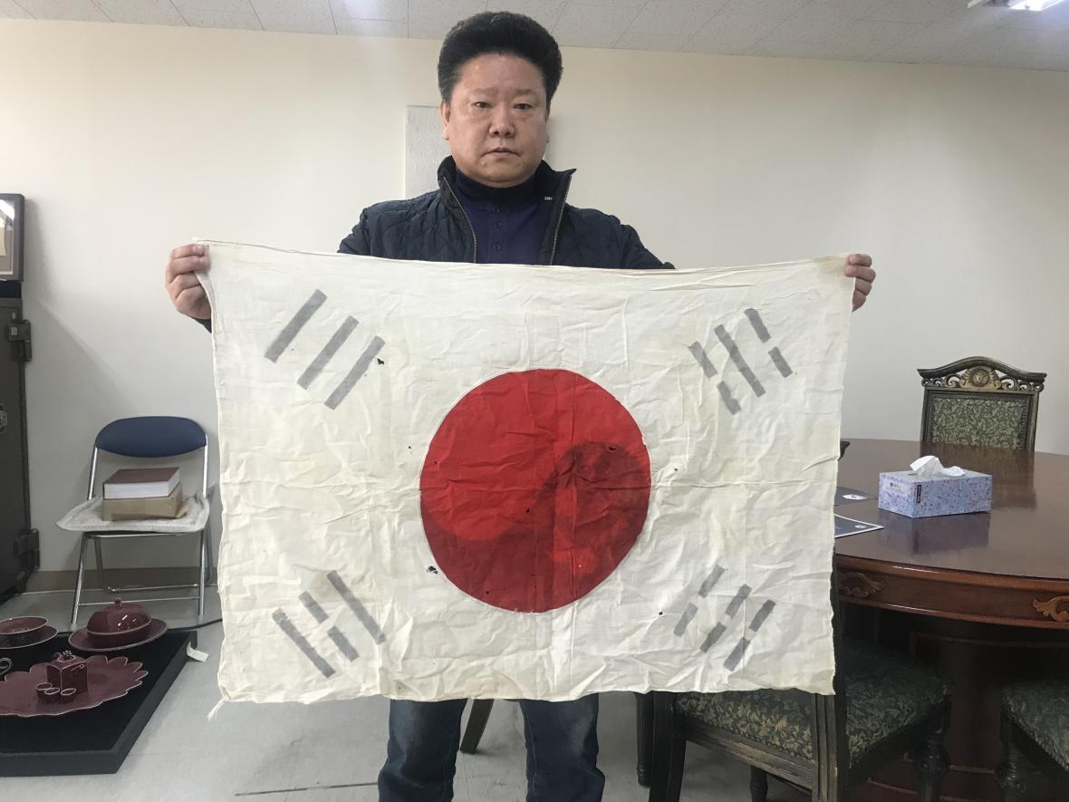 문길곤 충북예총 사무처장이 7일 일제시대에 만들어진 것으로 추정되는 일장기 개조 태극기를 들어보이고 있다. 충북에서 일장기 개조 태극기가 공개된 것은 이번이 처음이다.