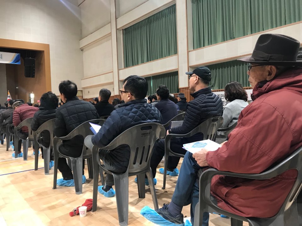 청주테크노폴리스 주민설명회에서 참석한 주민들이 법무법인 고구려 소속 변호사의 설명에 관심을 기울이고 있다.