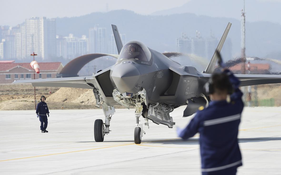 청주공항에 도착한 F-35A 스텔스기. 공군장병이 청력보호장치를 한채 전투기를 인도하고 있다./공군제공