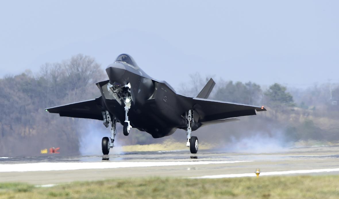 F-35A 스텔스기 1대가 최근 청주공항에 착륙하고 있다./공군제공