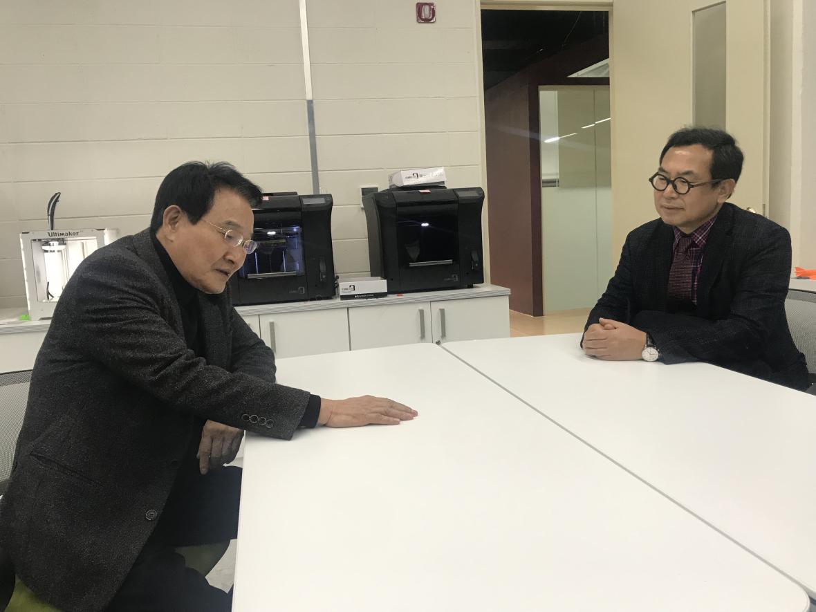 변재일 국회의원(왼쪽)과 박상언 청주시문화산업진흥재단 사무총장.