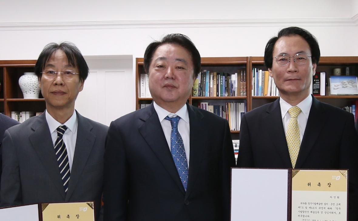 1일 한범덕 시장으로부터 위촉장을 받은 조규진 청주시립교향악단 상임지휘자(왼쪽)와 차영회 청주시립합창단 상임지휘자./청주시제공
