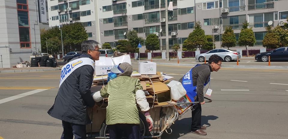 장선배의장과 최충진 의원이 수레를 이동시키기 전에 교통상황을 주시하고 있다./최충진의원 페이스북 캡쳐