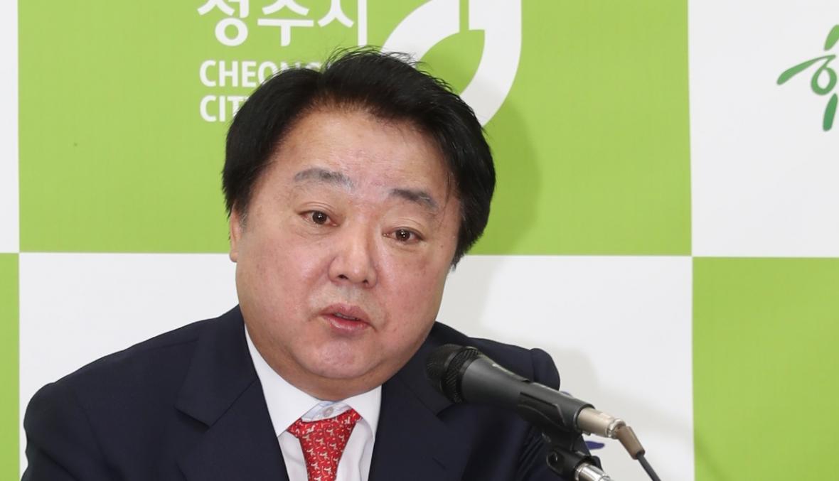 한범덕 청주시장이 9일 장기미집행공원과 관련한 입장을 발표하고 있다./청주시제공