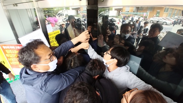 지난 26일 열릴 예정이던 청주시 도시공원위원회 회의를 앞두고 구룡산 살리기 시민대책위원회 관계자 등이 참관을 요구하며 청사 진입을 시도하고 있다. 이 과정에서 제지하는 시청 직원들과 한때 몸싸움이 벌어졌다. /충청타임즈 제공