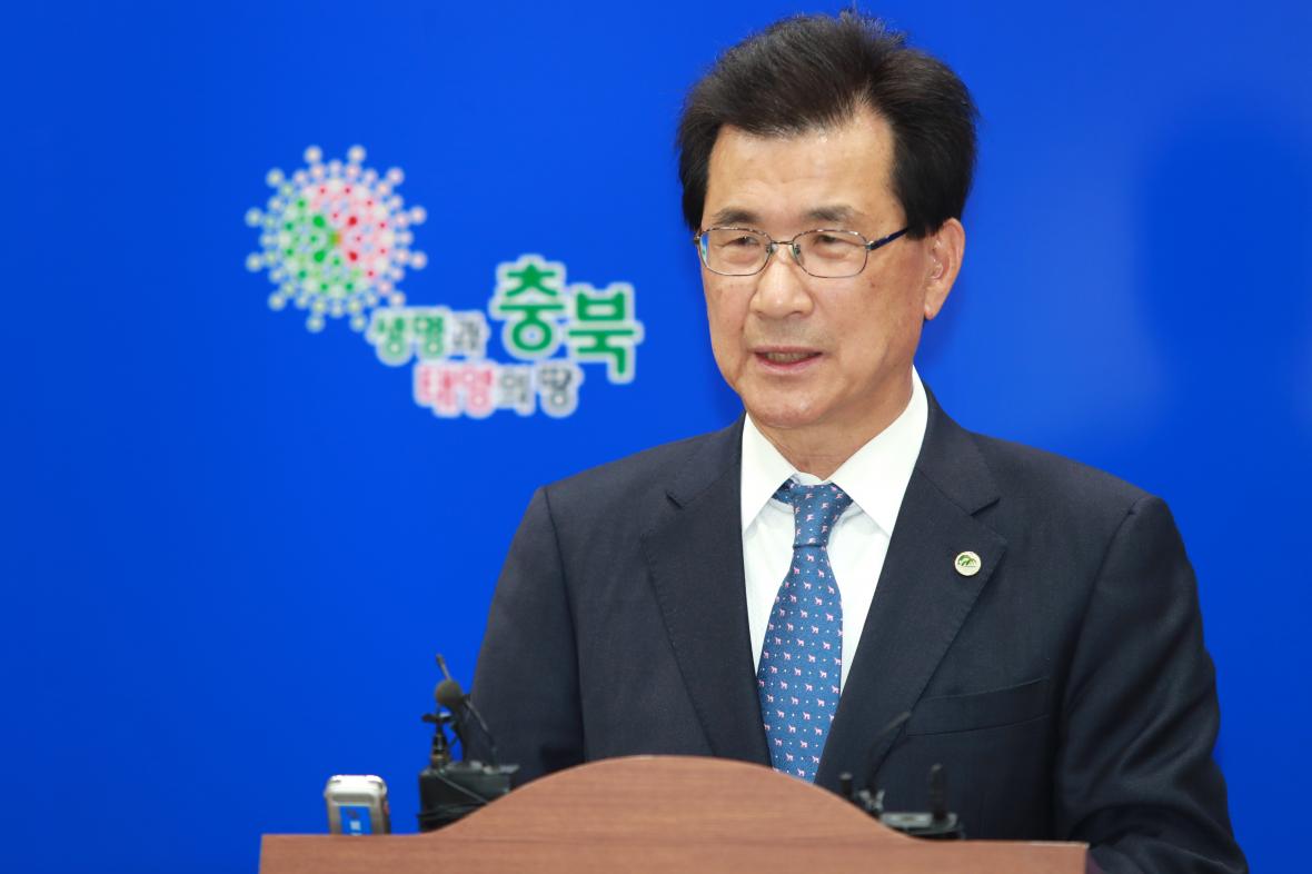 서울대가 처음으로 충북지역에서 진로진학설명회를 개최할 예정이다. 사진은 서울대 정치학과 67학번인 이시종 충북도지사./뉴시스