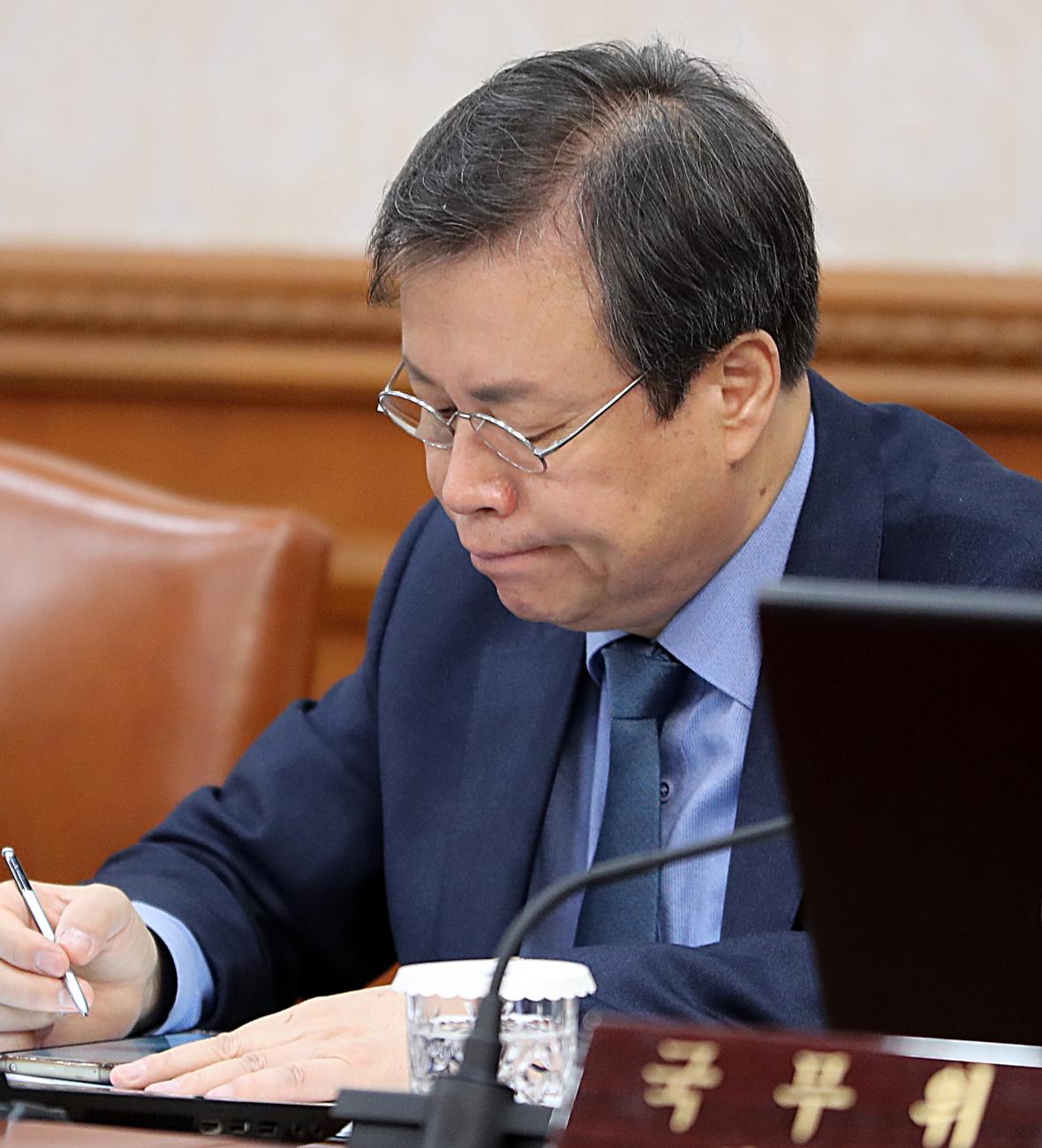 지난 1월 15일 도종환 문화체육관광부 장관이 15일 오전 서울 세종로 정부서울청사에서 열린 국무회의에서 이낙연 국무총리의 모두발언을 경청하고 있다. /뉴시스