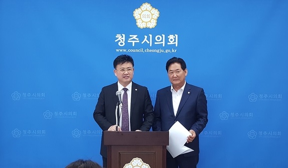 4일 충북 청주시청에서 청주시의회 더불어민주당 이영신(왼쪽)·신언식 의원이 오창 후기리 소각장 반대, 금강유역환경청의 보완 요청에 대한 입장을 발표하고 있다.