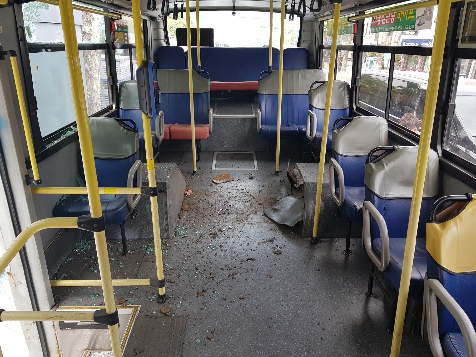 최근 청주시청 앞에서 청주시내버스 타이어가 터져 시민들이 크게 다쳤다./뉴시스