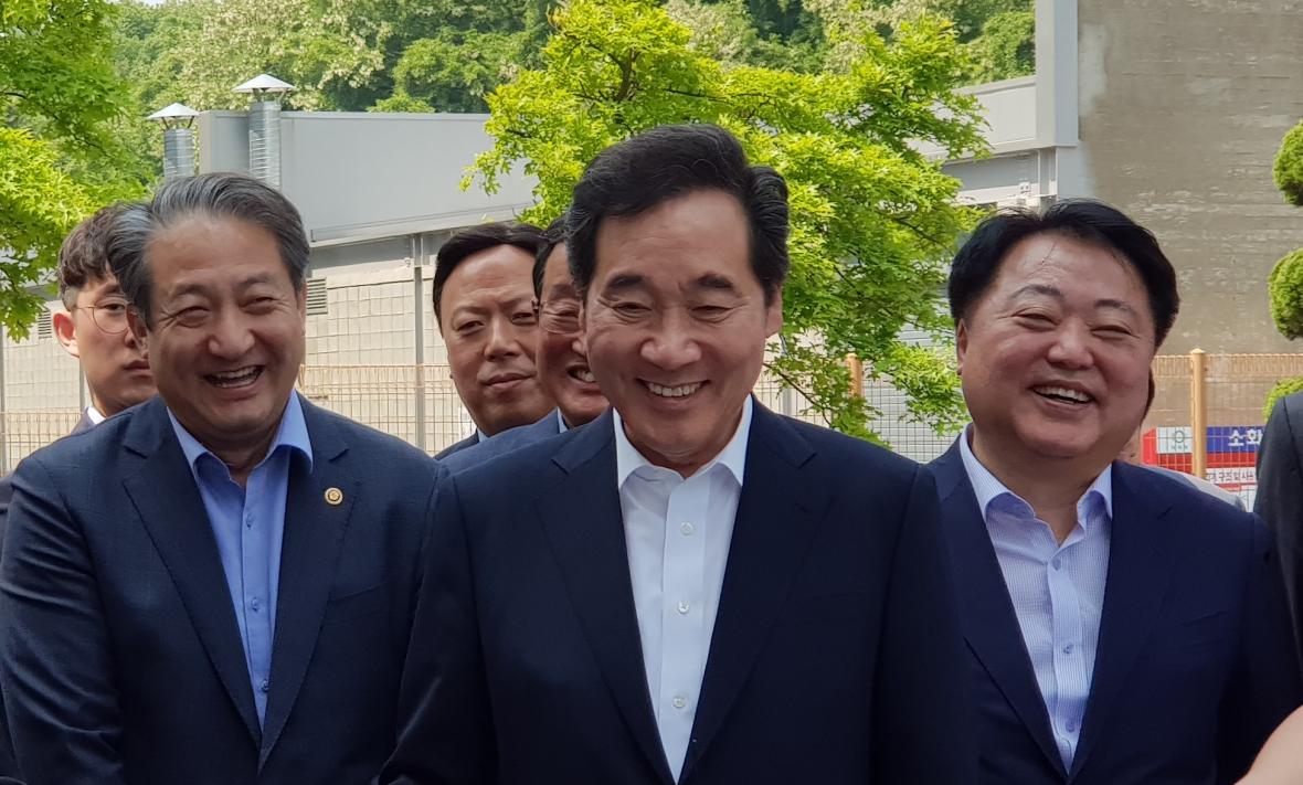 16일 오창과학산업단지를 방문한 이낙연 국무총리(가운데)와 한범덕 청주시장(오른쪽)./청주시 제공