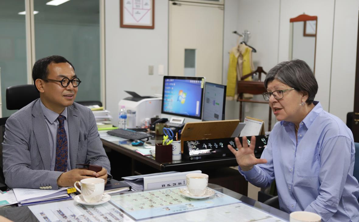 베스 맥킬롭 영국 빅토리아 앤 알버트 뮤지엄 부관장(오른쪽)이 16일 청주문화산업진흥재단을 찾아 박상언 사무총장과 환담하고 있다.