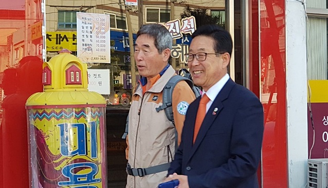 도보로 출근하고 있는 이차영 군수./뉴시스