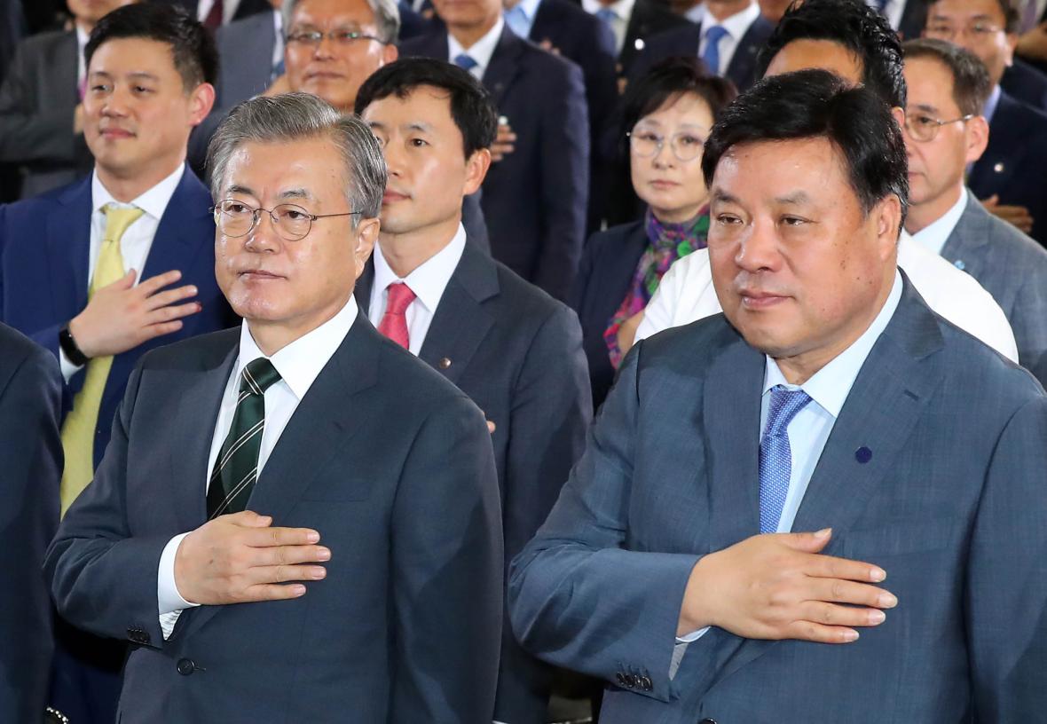 문재인 대통령이 22일 청주 오송 CV센터에서 열린 바이오헬스 국가비전 선포식에 참석해 서정진 셀트리온 회장과 함께 국민의례를 하고 있다. /뉴시스