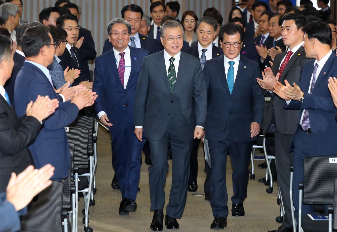 바이오헬스 국가비전 선포식에 참석하기 위해 입장하는 문재인 대통령과 청주출신 노영민 비서실장, 이시종 충북도지사.  /뉴시스