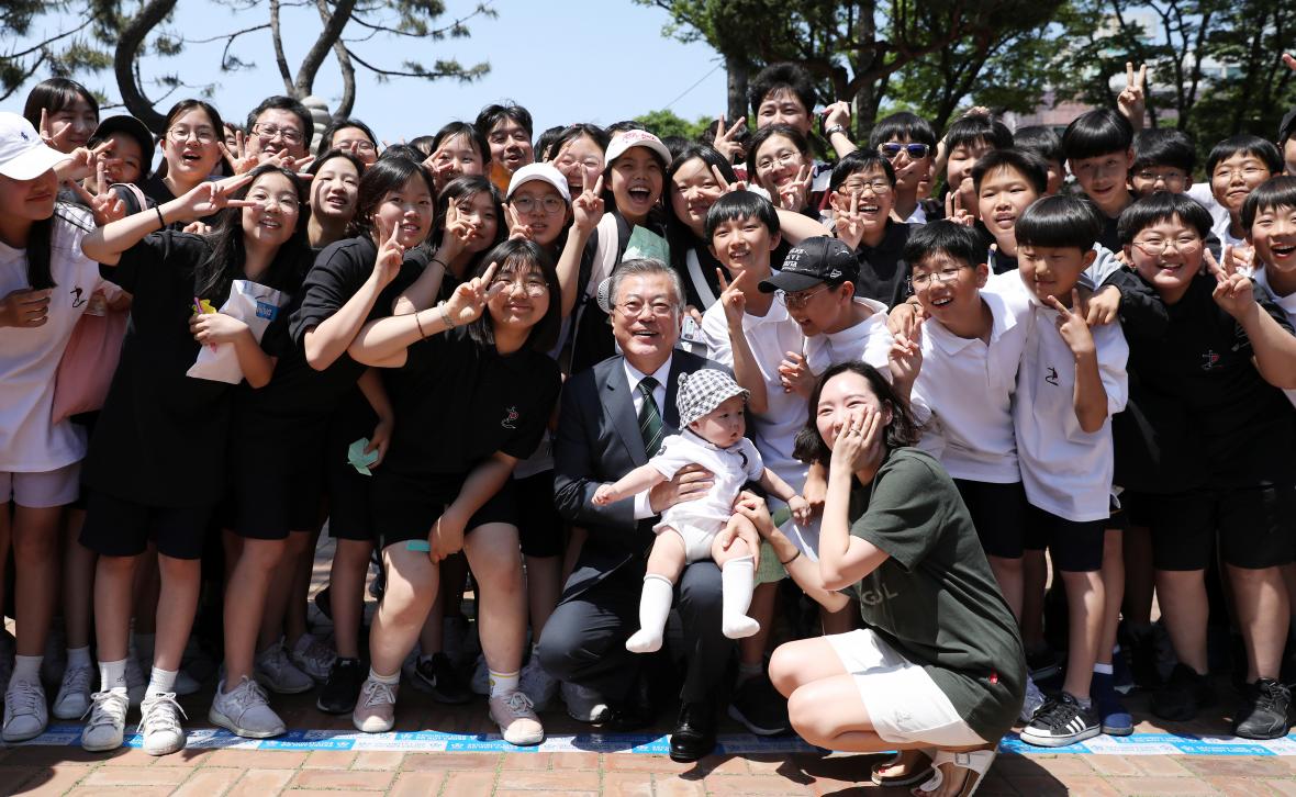 문재인 대통령이 22일 청주중앙공원을 방문해 역사유적지를 둘러본 후 시민들과 기념촬영하고 있다. /뉴시스