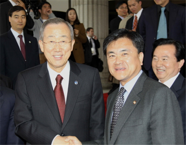 지난 2010년 국회에서 만난 당시 정범구 국회의원과 반기문 유엔사무총장.