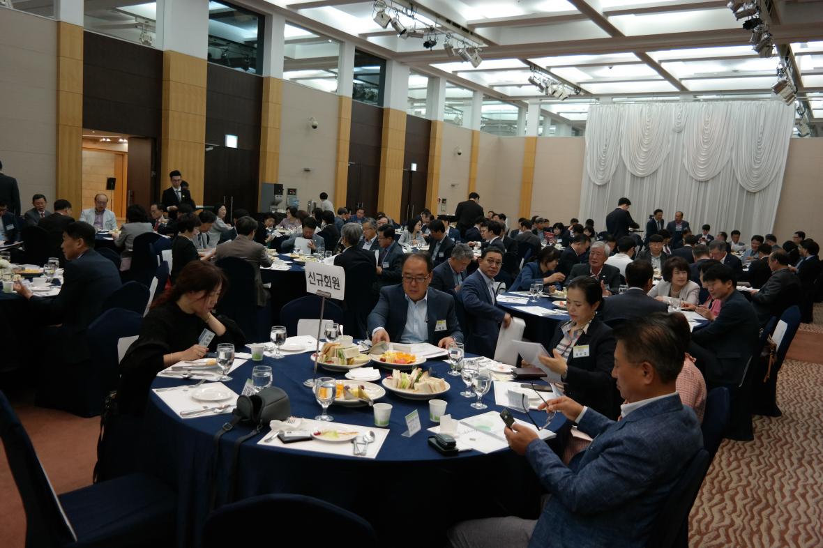 23일 열린 충북경제포럼 조찬강연회가 성황을 이뤘다.이날 기업인들은 바이오헬스산업 육성에 대해 큰 기대를 표시했다.