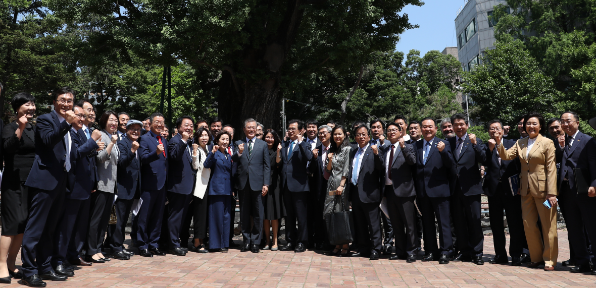 문재인 대통령이 지난 22일 김상순 여경협충북지회장(왼쪽)등 지역 경제인들과 함께 청주 중앙공원에서 기념촬영을 하고 있다./뉴시스    