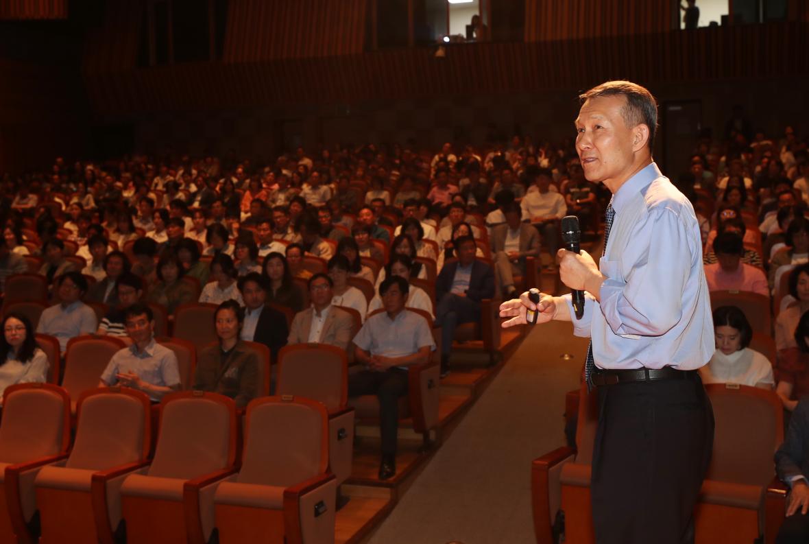 24일 청주시가 개최한 시 공무원 대상 반부패 교육에 참석한 공무원들이 강사의 강의를 듣고 있다. /청주시제공