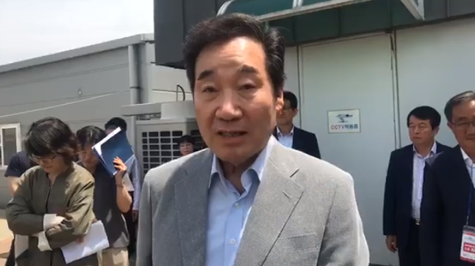 지난 24일 대한민국도시농업박람회장에서 소셜미디어 태희와 단독 인터뷰를 하고 있는 이낙연 국무총리.