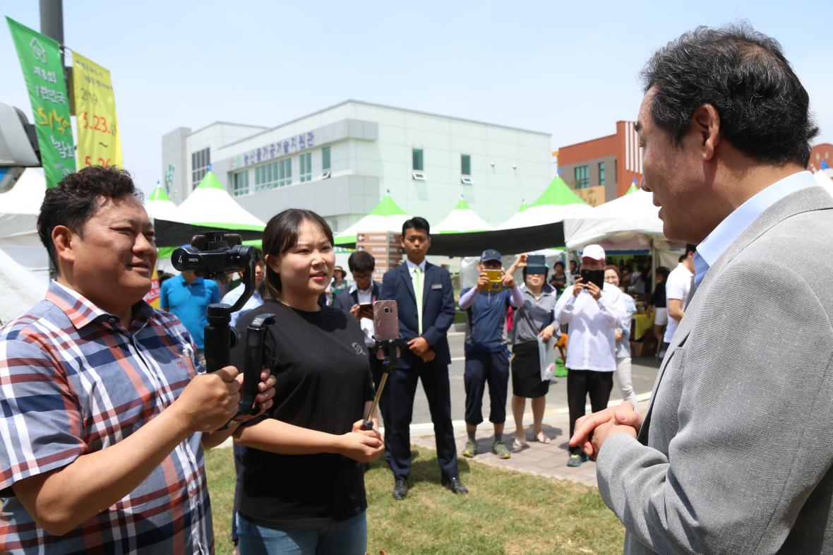 소셜미디어 태희가 24일 이낙연 국무총리(오른쪽)와 단독 인터뷰를 SNS라이브로 방송하고 있다.