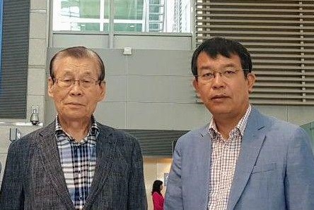 정의당 김종대 국회의원(오른쪽)과 나기정 전 청주시장이 26일 오전 싱가포르 방문을 위한 출국에 앞서 기념촬영을 하고 있다./김종대의원실 제공